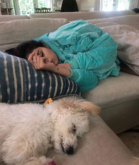 Wednesdays a huge bright blue comfy and Winnie. | via @selenagomez  Los miércoles un enorme azul brillante cómodo y Winnie.  | vía @selenagomez  #SelenaGomez #Selena #Selenator #Selenators #Fans Selena Icons, Selena Gomez Fashion, Shitzu Puppies, Selena Gomez Cute, Alex Russo, Selena Gomez Style, Selena G, Maggie Lindemann, Marie Gomez