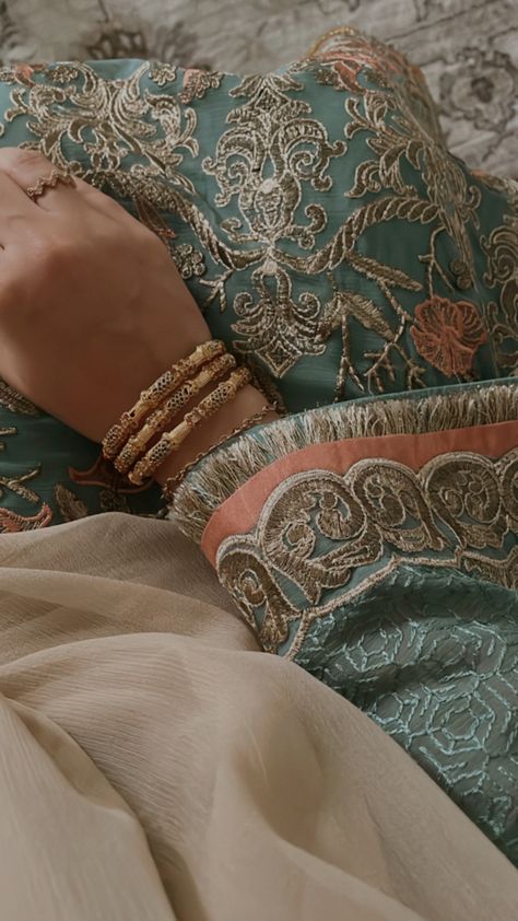 Muslim festive outfit Pakistani Bangles, Eid Pics, Eid Dresses, Girly Photography, Desi, Bangles, Ootd, Photography