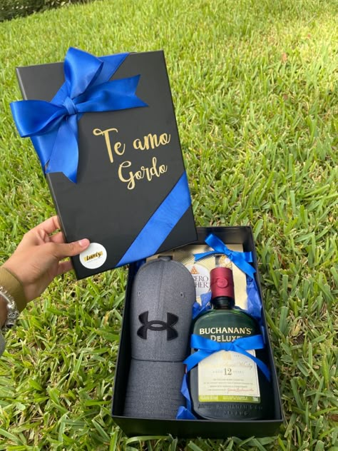 Unique gift box idea for man with a hat and a bottle to surprise him with a gift Hat Gift Box Ideas, Gift Box Idea, Unique Gift Box, Ideas Regalo, Poppin Bottles, Bff Birthday Gift, Bff Birthday, Birthday Post Instagram, Creative Gifts For Boyfriend