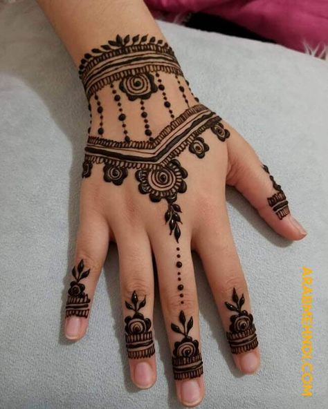 Short Mehandi Designs Easy, Small Mahendi Design Back, Mehandi Designs For Kids Back Hand, Hena Design Hand For Kids, Mehndi Design For Kids Hand, Mhendi Design Unique Latest Simple Easy, Small Hands Mehndi Design For Kids, Kid Mehndi Designs Easy, Aesthetic Mehndi Designs For Kids