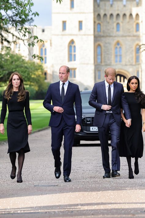 WINDSOR, ENGLAND - SEPTEMBER 10: Catherine, Princess of Wales, Prince William, Prince of Wales, Prince Harry, Duke of Sussex, and Meghan, Duchess of Sussex on the long Walk at Windsor Castle on September 10, 2022 in Windsor, England. Crowds have gathered and tributes left at the gates of Windsor Castle to Queen Elizabeth II, who died at Balmoral Castle on 8 September, 2022. (Photo by Chris Jackson - WPA Pool/Getty Images) Princ Harry, Kate And Harry, William E Kate, Kate And Meghan, Prinz Harry, Prince William And Harry, Isabel Ii, Olivia Wilde, Prince William And Kate