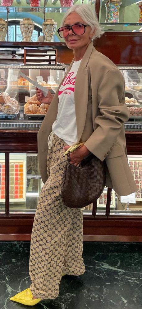 Winter 2024 Going Out Outfits, Tweed Blazer Street Style, Camel Outfits Female, Grece Ghanem Street Style, Art Show Outfit Winter, Chic Concert Outfit Ideas, Day In New York City Outfit, Juxtaposition Fashion Style, Morocco Street Style