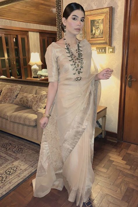 Pakistani Saree Look, Blouse Designs Wedding, Sarees Party Wear, Engagement Saree, Saree Ideas, Designer Sarees Wedding, Saree Wearing Styles, Indian Sari Dress, Design Saree