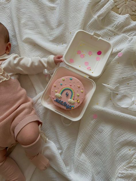 Baby One Month Cake, 1 Month Baby Cake Ideas, Newborn Congratulations, 1 Month Baby, Foto Newborn, Baby Luna, Newborn Mom, Baby Tumblr, Mini Cakes Birthday