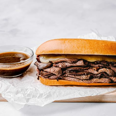 Easy French Dip Sandwich with Au Jus Best French Dip Sandwich, Beef French Dip, Roast Beef Deli Meat, Crockpot French Dip, French Dip Sandwich Crockpot, Dip Crockpot, French Dips, Beef Au Jus, Easy Quick Dinners