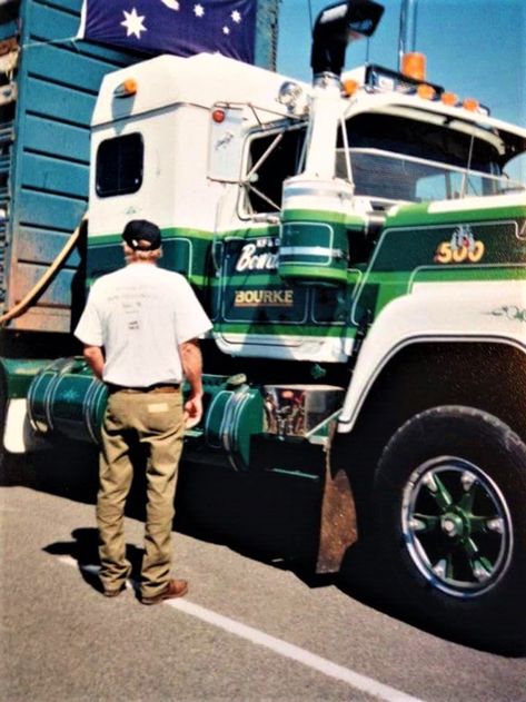 RECORD-SETTING MKII V8 SUPERLINER Mack Trucks Superliner, Old Mack Trucks, Truck Repair, Train Truck, Road Train, Mack Trucks, Peterbilt Trucks, World Records, Peterbilt