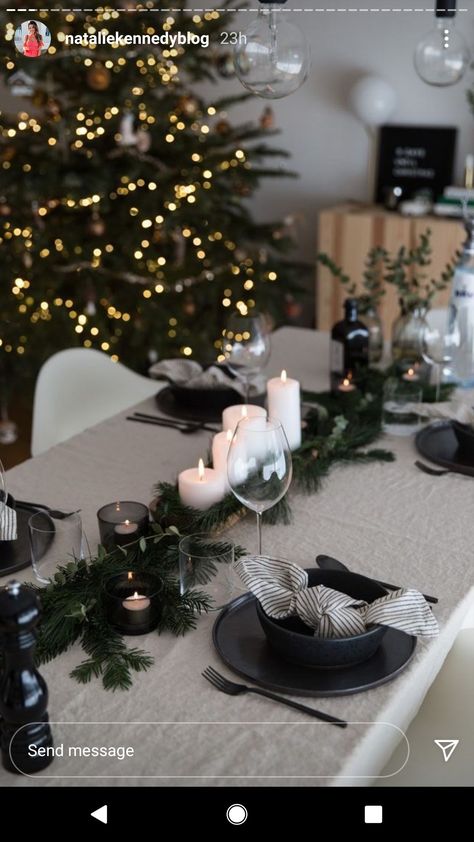 Black Christmas Table Setting, Christmas Table Set Up, Deco Nouvel An, Christmas Dinner Decorations, Black Christmas Decorations, Christmas Table Decorations Diy, Deco Table Noel, Tafel Decor, Christmas Dining Table