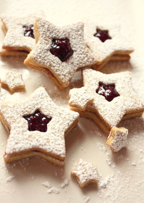 Recipe: Star Cookies Stuffed with Raspberry Jam Cookie Swap Recipes, Cookies Stuffed, Jelly Cookies, Best Holiday Cookies, Thumbprint Cookies Recipe, Raspberry Cookies, Buttery Shortbread Cookies, Cookie Bakery, Gluten Free Chocolate Chip Cookies