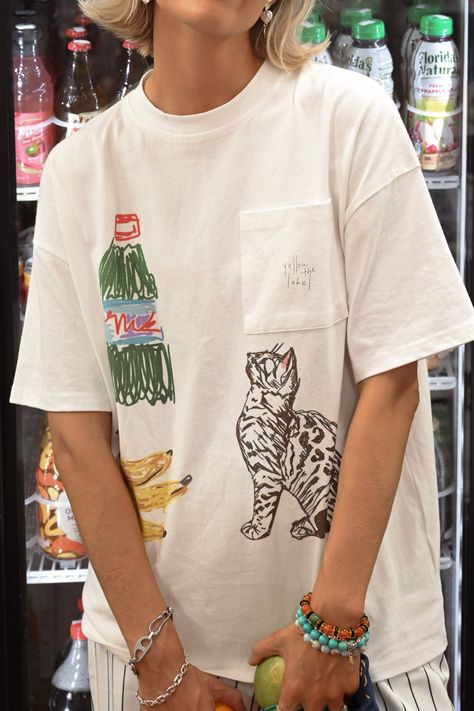 Grocery Haul Tee sketches out all the necessities of a bodega run. This tee has an oversized, lounge fit with a printed bottle, bundle of bananas, and kitty on the front. The back has a few shelves of our favorite items. Printed sketch art on front and back Oversized fit Front pocket on left chest Standard yellow label on back 100% cotton All orders ship from our warehouse in Florida, USA! Button Up Shirt Outfit Aesthetic, Minimal T Shirt Design, Coffee Shop Merchandise, Cute Girly Things, Cafe Merch, Screen Print Tshirt, Graphic Tee Aesthetic, Print On Shirts, Pocket Art