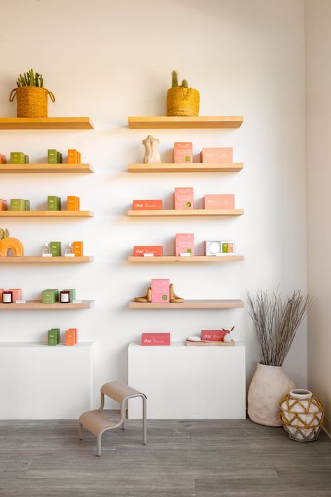 Floating Shelves Shop Display, Floating Shelves Retail Display, Floating Shelves Salon Retail, Retail Shelving Ideas, Spa Retail Display Shelves, Beauty Products Display Shelves, Bath Product Retail Display, Skincare Product Display Retail, Packaging Design Beauty