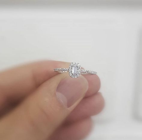 Luxury Simple Design Promise Ring, Luxury Dainty Engagement Rings For Promise, Wedding Ring Aesthetic Silver, Pretty Promise Rings Silver, Luxury Minimalist Marriage Rings, Minimalist Silver Proposal Ring, Elegant Solitaire Promise Ring, Silver Engagement Rings Unique, Silver Engagement Rings Simple