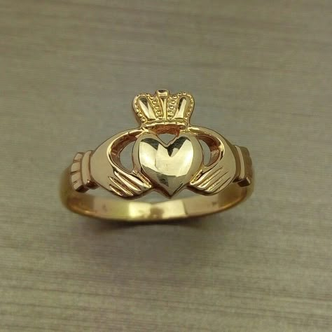 Queen Ring Design, Cladaggah Ring Gold, Claghda Ring, Claughdaugh Ring, Irish Claddagh Rings, Claddagh Symbol, Irish Ring, Cute Promise Rings, Gold Claddagh Ring