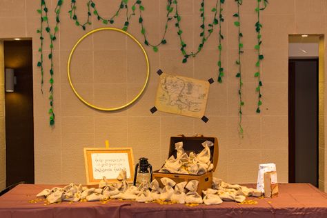 My daughter's hobbit birthday party: Food and decor » Gal at Home® Design Studio Bilbo Baggins Birthday Party, Bilbo And Frodo, Hobbit Birthday Party, Hobbit Cake, Hobbit Birthday, Middle Earth Map, Chocolate Coins, Bilbo Baggins, Burlap Bags