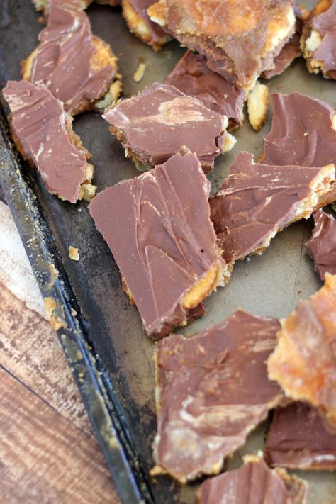 Peanut Butter Toffee Bars combines two flavors that go perfectly together. An addictive snack! Ritz Cracker Candy, Ritz Cracker Toffee, Peanut Butter Toffee, Toffee Bars Recipe, Peanut Butter Crackers, Cracker Candy, Toffee Candy, Cracker Toffee, Ritz Cracker