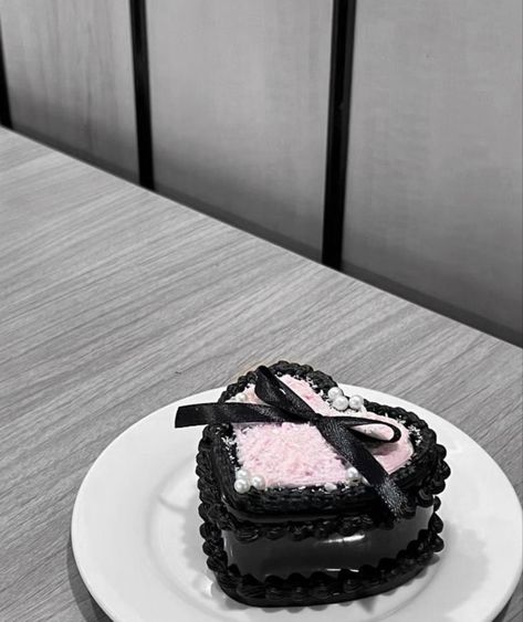 December Birthday Aesthetic, Black And Pink Cake, Gothic Birthday Cakes, Goth Cakes, 26 Birthday Cake, Black Dessert, Strawberry Birthday Cake, Cake Heart, Vintage Sweets