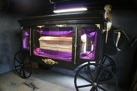 Plans for Halloween Props | Static: Plans for Horse Drawn Hearse Hearse Cars, Halloween Outdoors, Halloween Horse, Halloween Forum, Halloween Props Diy, Halloween Graveyard, Halloween Things, Halloween 5, Halloween Coffin