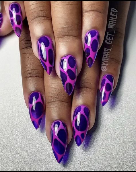 Alien Nails Short, Alien Nail Ideas, Glow In The Dark Nail Art, Nail Art Dots Design, Purple And Green Nails Design, Pink And Purple Nails Designs, Weird Nail Ideas, Pacman Nails, Alien Nail Art