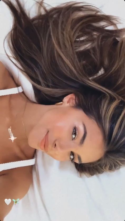 Madison Beer Video, Madison Beer Hair, Estilo Madison Beer, Madison Beer Style, Madison Beer Outfits, Beer Outfit, School Looks, Hair Inspiration Color, Hair Inspo Color