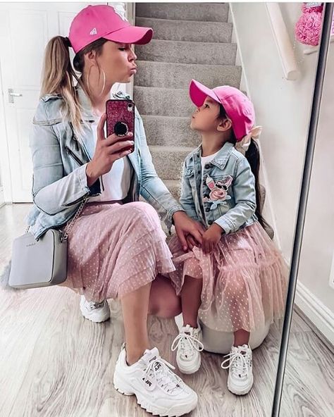 Amor madre e hija 💖 Desliza  Comentanos tu outfit favorito ❤ Síguenos @modachildren  #fashionkids #kids #kidstyle #modainfantil #modakids… Outfit Informal, Outfits Mom, Mom Daughter Outfits, Mommy Daughter Outfits, Mother Daughter Fashion, Matching Hats, Mother Daughter Outfits, Fashion Baby Girl Outfits, Mommy Daughter