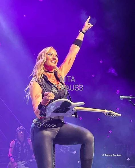 Black Leather Bodysuit, Cherokee Nc, Nita Strauss, Women In Rock, Rock Musicians, Heavy Metal Girl, Courtney Cox, Rock Guitarist, Rocker Chick