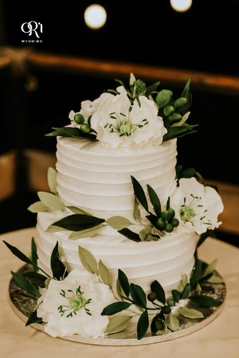 Wedding Cake Hunter Green, Hunter Green Wedding Cake, Dark Green And White Wedding Cake, Wedding Cakes Dark Green, Green Forest Wedding Theme, Forest Green Beach Wedding, Wedding Cake Dark Green, Black And Green Wedding Cake, White Green And Gold Wedding Cake