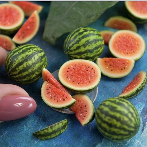 Clay Watermelon, Clay Miniature Food, Watermelon Uses, Ripe Watermelon, Miniature Food Tutorials, Room Box Miniatures, Miniature Polymer Clay, Polymer Clay Miniature, Diy Doll Miniatures