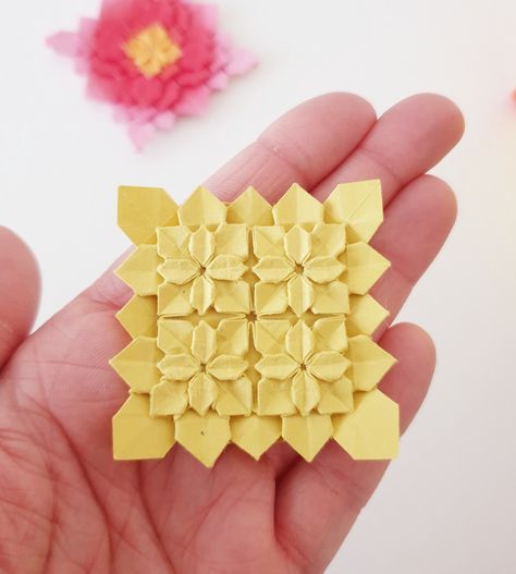 Diy paperflower Papercraft tutorial howto Tessellation Origami, Origami Tiles, Origami Tesselations, Origami Hydrangea, Origami Tessellation, Folded Stars, Tessellation Art, Cute Art Projects, Origami Quilt