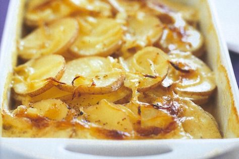 Scalloped potatoes... easy, yummy, added mozzarella on top Scalloped Potatoes With Cream, Creamy Scalloped Potatoes, Trini Food, Easy Potato Recipes, Scalloped Potato Recipes, Creamed Potatoes, Onion Recipes, Scalloped Potatoes, Caribbean Recipes