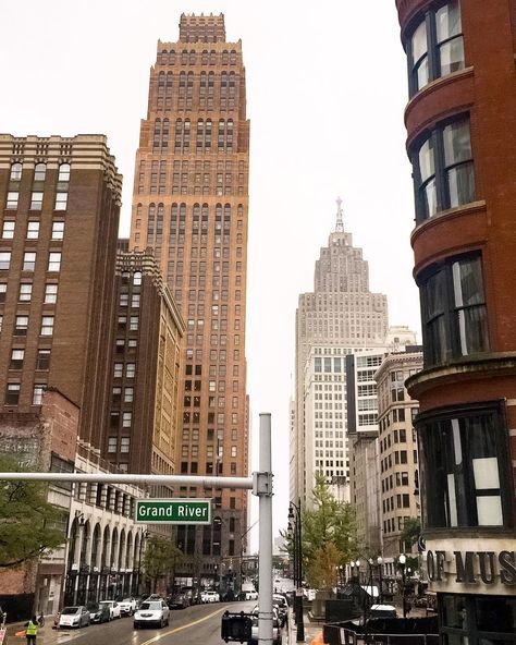 After celebrating a perfect weekend in Detroit I have all the best tips for your own weekend in Detroit: from outdoor art to best brunches and more! #Detroit #PureMichigan #Michigan #Travel Best States To Travel In Us, What To Do In Detroit Michigan, Downtown Detroit Aesthetic, Usa Building, Detroit Aesthetic, Black Owned Clothing, Bus App, Michigan Detroit, Visit Detroit