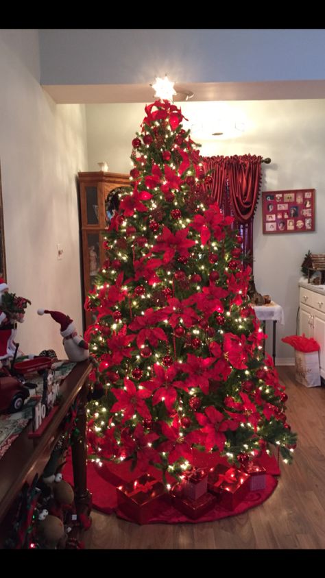 Red Poinsettia Christmas Decor, Christmas Tree Red Poinsettia, Christmas Tree Decorated With Poinsettia, Poinsettia Tree Decorations, Red And White Poinsettia Christmas Tree, Poinsettia Christmas Tree Decorations, Pointsetta Christmas Decor, Red Poinsettia Christmas Tree, Christmas Tree With Poinsettia Flowers