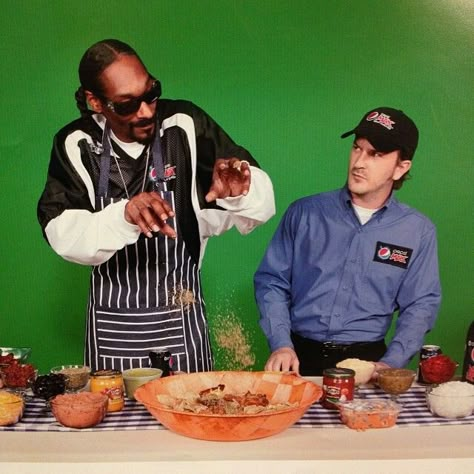 "Found this pic today. Damn Snoop's fun. And tall. Wonder what green, leafy stuff he's using to season the dip?" Richard Speight Jr, Richard Speight, Spn Cast, Snoop Dog, Supernatural Memes, Supernatural Funny, Orphan Black, Supernatural Cast, Supernatural Fandom