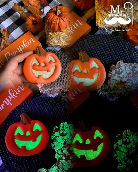 Halloween Glow in the Dark Cookies 
Galletas que realmente brillan en la oscuridad!! Luster Dust, Sugar Cookies, In The Dark, Glow In The Dark, The Darkest