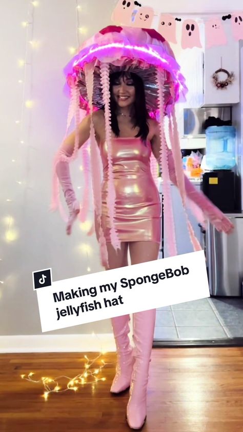 Jellyfish Skirt Costume, Artsy Costume Ideas, Sponge Bob Painting Ideas, Spongebob Costume Ideas Women, Spongebob Jellyfish Costume, Spongebob Costume Party, Spongebob Costumes Diy, Diy Jellyfish Costume, Jellyfish Cosplay