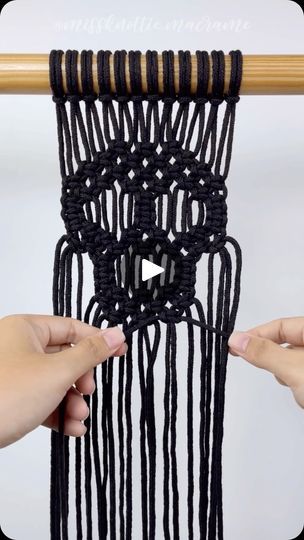 Thanksgiving Macrame, Macrame Patterns Tutorials, Macrame Decor, Black Braids, Skull And Crossbones, Macrame Patterns, Skull Design, Halloween Decoration, Cotton Cord