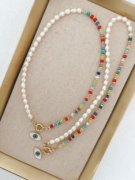 Popular Beaded Jewelry, Necklace Closures Ideas, 3mm Bead Necklace, Freshwater Pearl Necklace Diy, Necklaces 2023, Heishi Jewelry, Layering Essentials, Colorful Beaded Necklace, Beautiful Beaded Necklaces