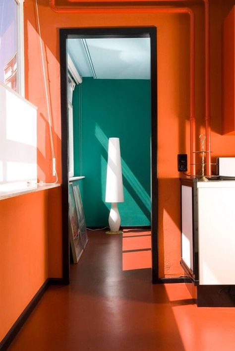 Colors That Go With Orange-Orange Color Combinations | Homesthetics - Inspiring ideas for your home. Orange Color Combinations, Deco Orange, Orange Rooms, Green Interior Design, Bedroom Orange, Orange Interior, Orange Decor, Orange Walls, Orange Design