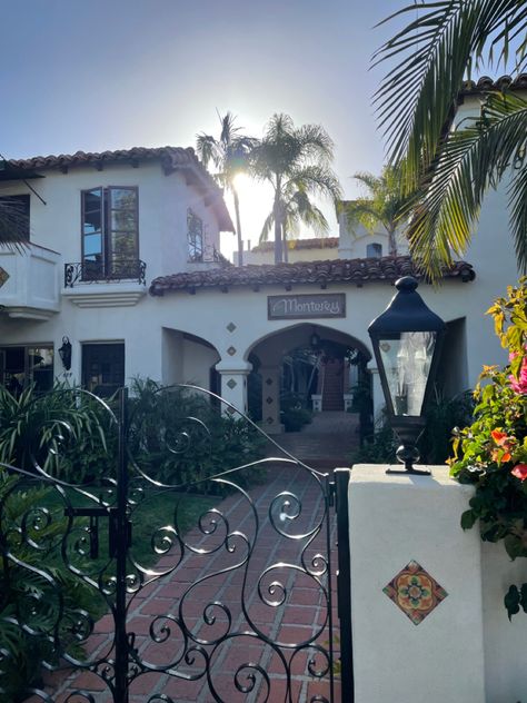 Cute apartment in California, with palm trees and sunshine beach vibes California Mansion Aesthetic, Cali Apartment Aesthetic, Apartment In California, California Apartment Aesthetic, California House Aesthetic, California Aesthetic Home, Southern California Aesthetic, Apartment Cute, Cute Summer Aesthetic