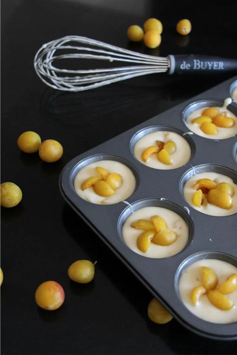 Yellow Plums Muffins – Casserole & Chocolat Mirabelle Plum Recipe, Cherry Plum Recipes, Yellow Plum Jam, Forage Recipes, Fresh Produce Recipes, Plum Muffins, Plum Dessert, Prune Recipes, Allergy Friendly Desserts