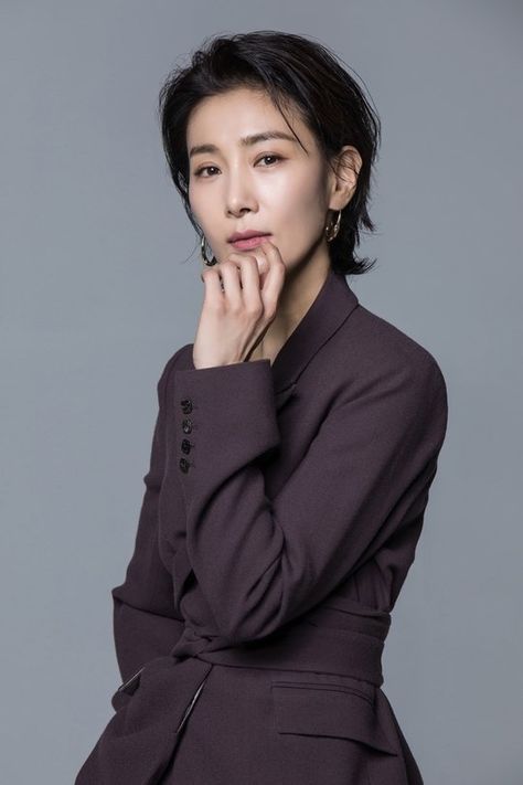 Professional Profile Pictures, Kim Seo-hyung, Corporate Women, Corporate Portrait, Business Photoshoot, 사진 촬영 포즈, Business Portrait, Portrait Poses, Korean Actress