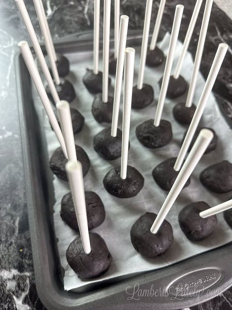 oreo cake pops on a cooking sheet. Oreo Cake Pops Recipe, Cake Ball Recipe, Easy Oreo Cake, Oreo Cake Balls, Lemon Oreos, Oreo Balls Recipe, Oreo Cake Pops, Quick And Easy Sweet Treats, Instant Pot Freezer Meals