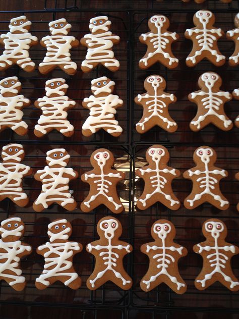 Vampire Gingerbread Men, Gingerbread Skeleton Cookies, Skeleton Gingerbread Men, Skeleton Biscuits, Gingerbread Mummies, Gingerbread Skeletons, Boyfriend Cookies, Gingerbread Halloween, Kid Friendly Halloween Party