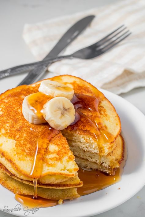 Extra fluffy cream cheese pancakes that are keto friendly. These low carb pancakes use coconut flour for the best possible texture in this recipe. Full recipe for one but easily doubled and simple and easy to make! Cheese Pancakes Recipe, Keto Cream Cheese Pancakes, Sugar Free Pancake Syrup, Best Keto Pancakes, Low Carb Pancake Recipe, Keto Cream Cheese, Cream Cheese Pancakes, Almond Flour Pancakes, Desayuno Keto