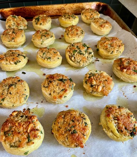 Stuffed Artichoke Bottoms, Artichoke Bottoms, Artichoke Heart Recipes, Fried Artichoke, Canapes Recipes, Pizza Appetizers, Artichoke Recipes, Party Food And Drinks, Long Drive