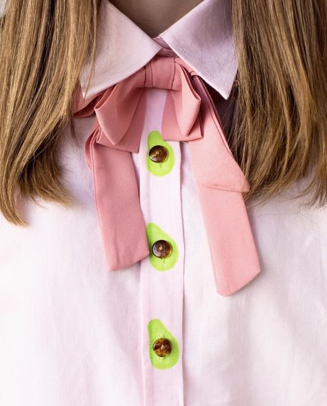 Avocado buttons via @studiodiy Avocado Buttons, Avocado Shirt, Diy Fashion Trends, Studio Diy, Diy Vetement, Diy Fashion Clothing, Clothes Diy, Create Diy, Fashion Details