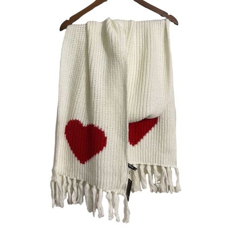 Cute Knitted Scarf, Heart Scarf Knitting Pattern, Scarfs Aestethic, Aesthetic Scarf, Red Knit Scarf, Cute Scarves, Knitted Scarfs, Scarf Aesthetic, Heart Scarf