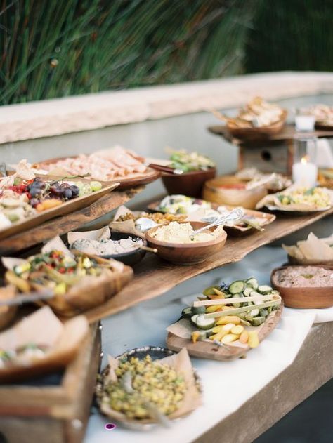 Ideas Para Catering, Wedding Food Catering, Reception Food, Tuscan Wedding, Styling A Buffet, Food Stations, Sustainable Wedding, Organic Wedding, Tuscan Style