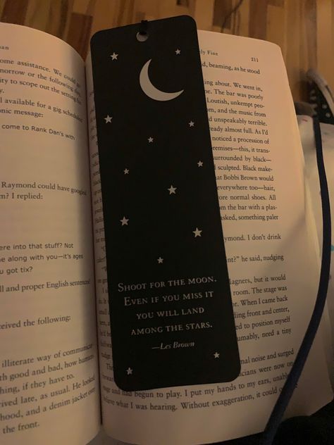 Black Bookmark Ideas, Book Separator, Black Bookmark, Bookmarks Crochet, Bookmark Crochet Tutorial, Cosmic Quotes, Bookmark Easy, Beautiful Bookmarks, Bookmark Crochet