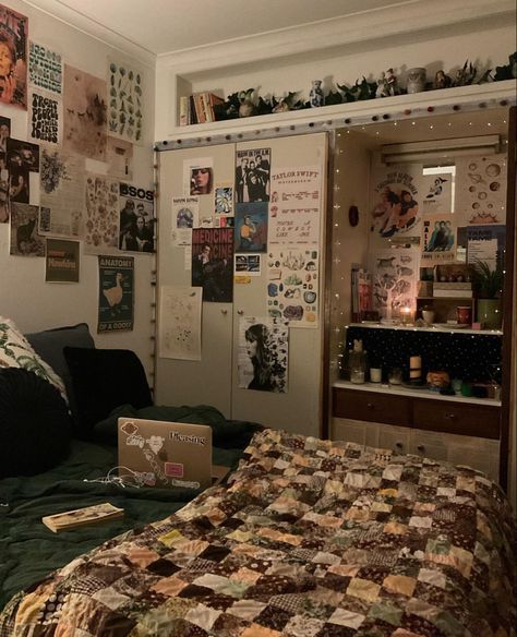 Red And Green Room Aesthetic, Cozy Cluttered Bedroom, Rectangle Room Ideas Bedrooms, Granola Dorm Room, Cluttered Bedroom Aesthetic, Wallpaper Backgrounds Vintage, Dorm Aesthetic, Bedroom Mirrors, Cluttered Bedroom