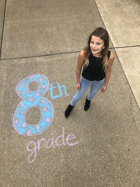 8th grade first day of school chalk First Day Of Middle School Photo Ideas, Middle School Photo Shoot, Picture Day Ideas School, Middle School Photoshoot, First Day Of School Pictures Highschool, 8th Grade Picture Ideas, 8th Grade Photoshoot Ideas, First Day Of School Poses, 8th Grade Pictures