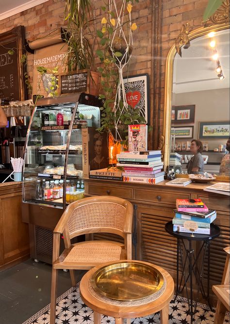 Artsy Coffee Shop, Cafe Interior Design Cozy, Italian Cafe Aesthetic, Tea Shop Interior Design, Eclectic Coffee Shop, Bookstore Decor, Funky Cafe, Retro Coffee Shop, Eclectic Cafe